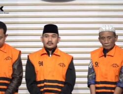 Dugaan Ijon Proyek, Bupati Bekasi dan Ayahnya Digelandang ke KPK