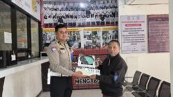 Unit Regident Satlantas Polres Majene, gelar, giat, Bagikan Souvenir Kepada Wajib Pajak