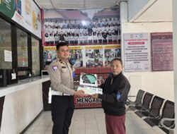 Unit Regident Satlantas Polres Majene, gelar, giat, Bagikan Souvenir Kepada Wajib Pajak
